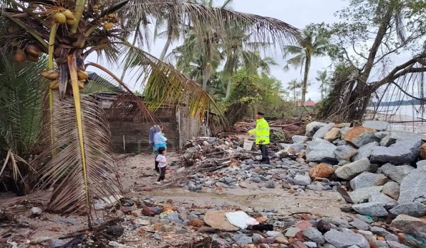 Antara kediaman penduduk yang terjejas dalam kejadian ombak besar di Tanjung Dawai, Kedah / Foto RTM